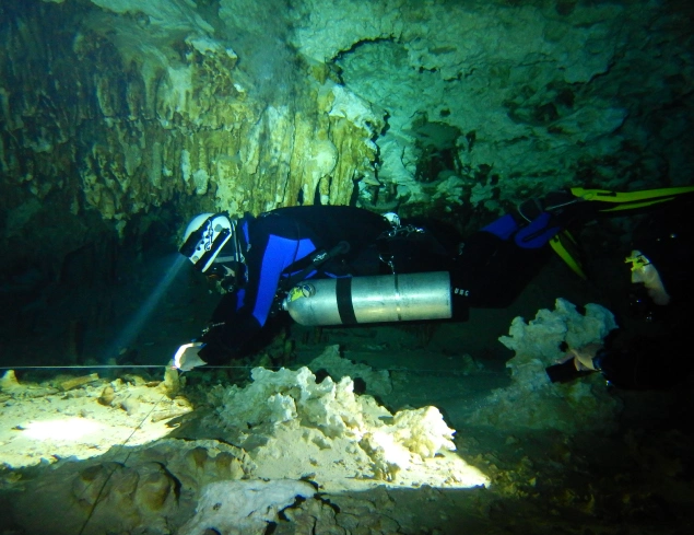 Embarcaciones de buceo en el mar al amanecer con nubes y rayos de sol atravesando el cielo
