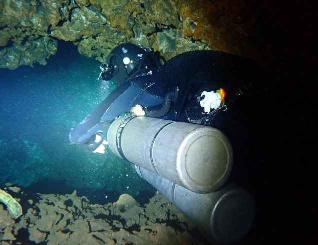 Embarcaciones de buceo en el mar al amanecer con nubes y rayos de sol atravesando el cielo